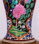 Čínská secesní váza na bronzovém podstavci