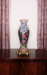Čínská secesní váza na bronzovém podstavci