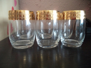 Sada sklenených pohárov so zlatým lemovaním