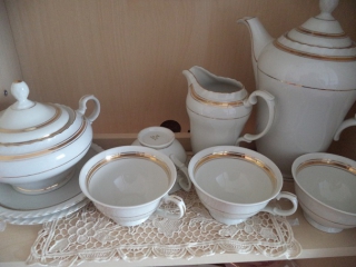 Niekoľké sady keramiky (možné kúpiť aj po kusoch)