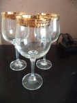 Sada sklenených pohárov na víno so zlatým lemovaním