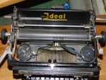 Písací stroj Ideal Naumann.
