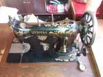 Starožitný šijací stroj Veritas s dopravou do BA a okolia