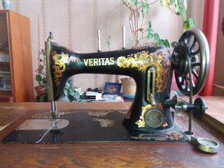 Starožitný šijací stroj Veritas