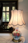 Porcelánová stolní lampa s hedvábným stínidlem