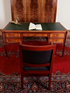 Mahagonový psací stůl s výsuvnými deskami