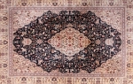 Perský figurální koberec Tabriz. Signovaný.