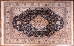 Perský figurální koberec Tabriz. Signovaný.