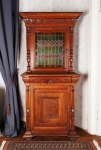 Mechlská dubová skříňka s olověnou vitráží