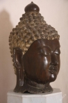 Masivní bronzový Buddha na mramorovém podstavci