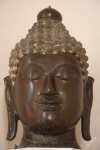 Masivní bronzový Buddha na mramorovém podstavci