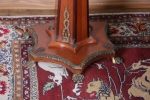 Neoklasicisní stolek, intarzie, bronzové ozdoby