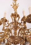 Bohatě zdobený bronzový lustr. Zlacený. 16 žárovek