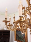 Bohatě zdobený bronzový lustr. Zlacený. 16 žárovek