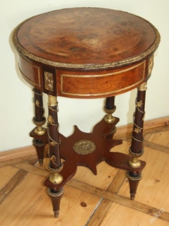 Starožitný stolek s mosaznými ozdobami 1820