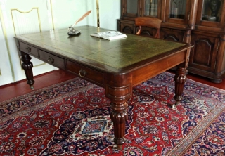 Velký anglický psací stůl. Oboustranný. 19. století