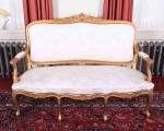 Sofa ve sylu Regentství. 19. stol. Řezbovaná