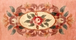 Čínský koberec s květinovým dekorem.