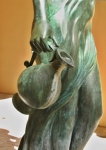 Bronzová fontána - socha mladé ženy. Výška 162cm