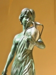 Bronzová fontána - socha mladé ženy. Výška 162cm