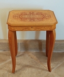 Malý šicí stoleček s bohatou intarzií