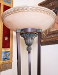 Stojací lampa v antickém stylu