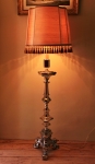 Těžká stojací lampa z leštěné mosazi