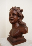 Dřevěná busta ženy. 19. století