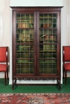 Dubová knihovna s olověnou vitráží