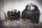 Predám zachovalý starožitný nábytok - príborník, komoda, stôl + stoličky, luster