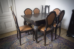 Predám zachovalý starožitný nábytok - príborník, komoda, stôl + stoličky, luster