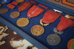 Exkluzívne - veľká zbierka starých odznakov a medailí