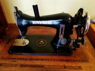 Predám starožitný šijací stroj Kayser