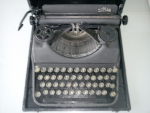 Predám starožitný kufríkový písací stroj SIM 40