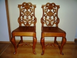 Predám vyrezávané stoličky 2ks - repliky starožitností s erbom Nitry a Dražoviec