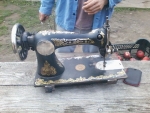 Predám starožitný šijací stroj z rodinných dôvodov - Borský Svätý Jur