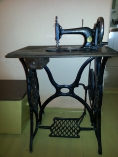 Predám šliapací šijací stroj Singer, r. 1879 - zachovalý