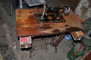 Predám funkčný starožitný šijací stroj dovezený z Francúzska.